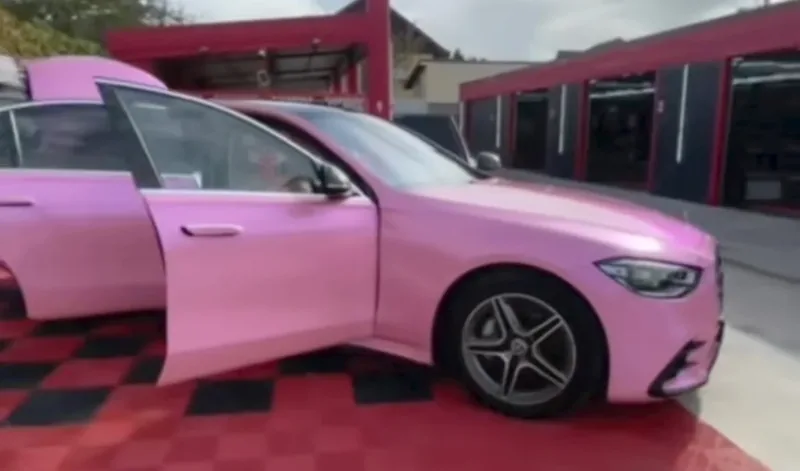 Mercedes colantat roz, la sediul din Șoseaua Antiaeriană 103