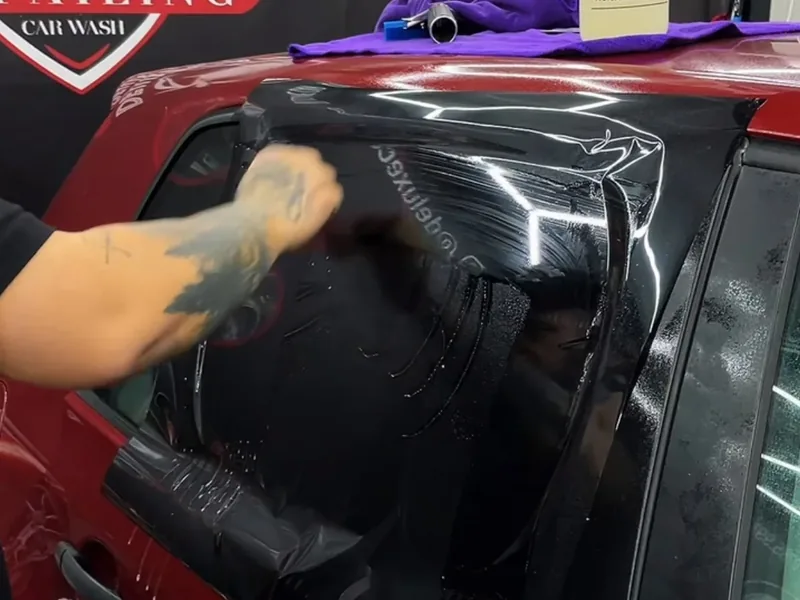 Montaj folie pe geamul lateral, la DeluxeCar